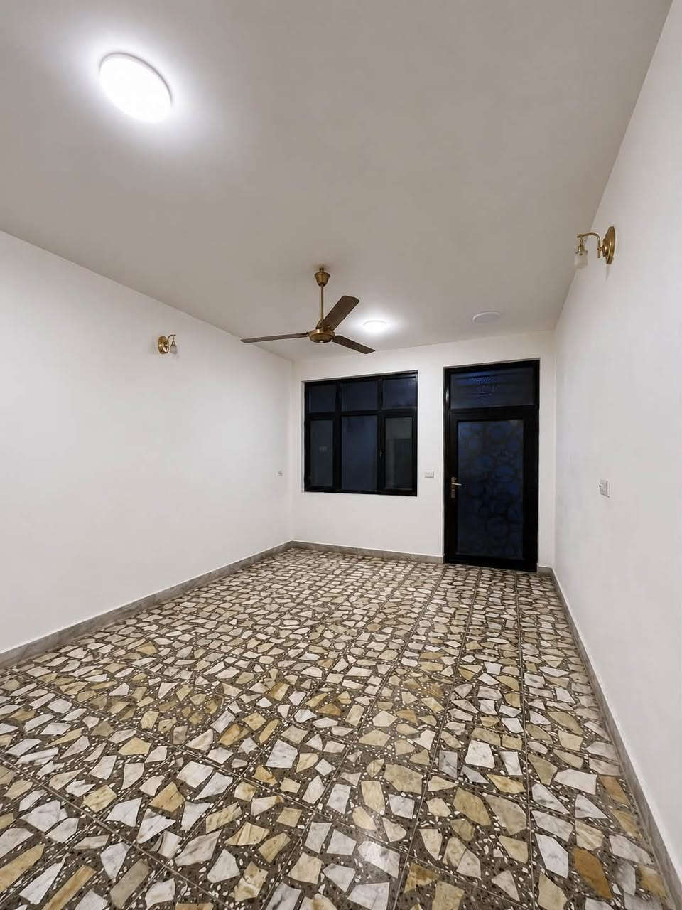 🏡 للبيع دار مميز في حي الحسين – مربع خدمي المطار 🏡

💰 السعر: 305 مليون دينار

📍 الموقع: حي الحسين / مربع خدمي المطار
📐 المساحة: 100 متر مربع
🏠 الواجهة: 4 متر
📏 النزال: 25 متر

✨ مواصفات الدار:
✅ 3 غرف نوم مع إمكانية تحويلها إلى 4 غرف
✅ صالة مريحة
✅ حولي درج
✅مطبخ 
✅ مناور عدد 2
✅ صحيات عدد 2
✅ بيتونة
✅ سطح أمامي وسطح خلفي

🏗️ البناء سنة 2020
⭐ بناء درجة أولى ومن تنفيذ صاحب الدار شخصياً، مع الاهتمام بأدق التفاصيل واستخدام مواد ذات جودة عالية.

📑 الوضع القانوني:
✔️ الدار باسم صاحبه مباشرة
✔️ خالٍ من أي قرض عقاري أو قرض إسكان أو أي التزامات مالية أخرى
✔️ لا توجد أي إشكالات قانونية
✔️ التحويل يتم فوراً باسم المشتري

📈 فرصة ممتازة للمستثمرين أيضاً
البيوت المشابهة في المنطقة تؤجر حالياً بمبالغ تتراوح بين 900 ألف إلى مليون دينار شهرياً، مما يجعل العقار خياراً جيداً للسكن أو لتحقيق دخل إيجاري مستمر.

🌟 دار نظيف جداً وجاهز للسكن، يقع في منطقة هادئة ومخدومة وقريب من السوق والجامع والمدارس وشارع مطار بغداد.

📞 للاستفسار أو حجز موعد للمعاينة يرجى التواصل على الخاص أو الاتصال مباشرة ***********
