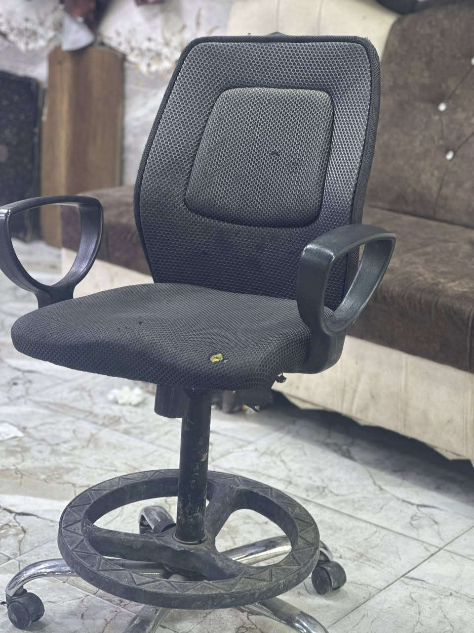 كرسي للبيع سعر 50 الف بي مجال للطيبين 
***********
