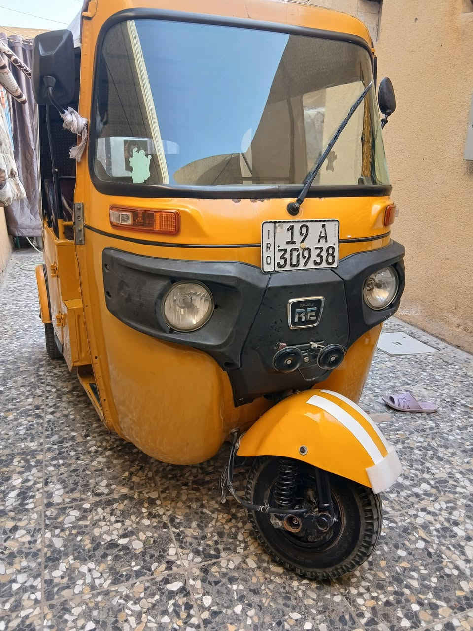 السلام عليكم تكتك للبيع 21 رقم سنويه باسمي مكان كربلاء بيها ضربه بالصفحه راجعه على البارد***********)
