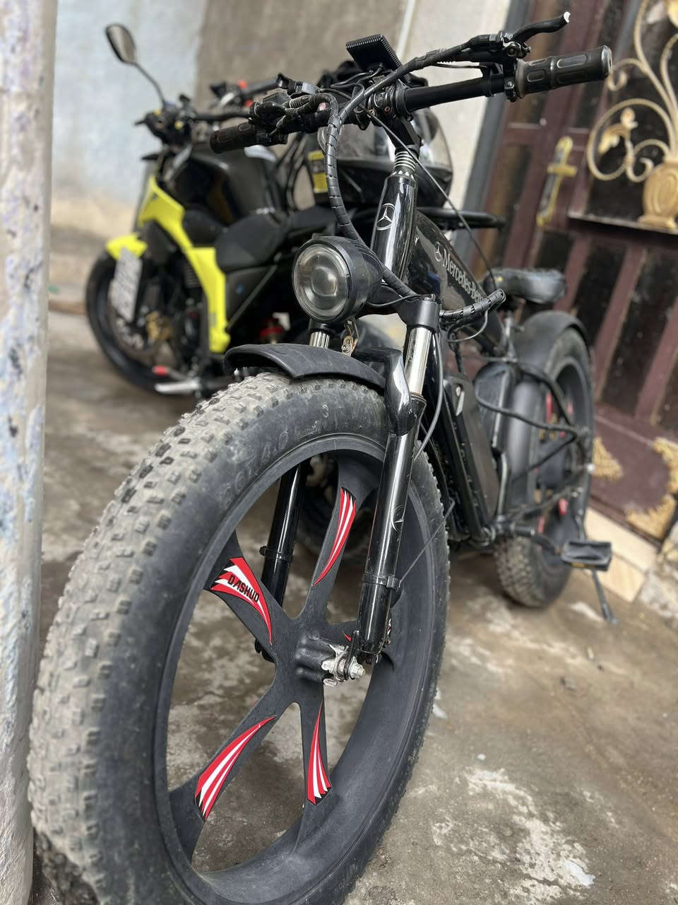 السلام عليكم بايسكل شحن سرعه 60 -5 نمر كامل ماناقصه اي شي عدسه زنون  السعر 450وبي مجال بسيط مكاني بغداد البياع ***********
