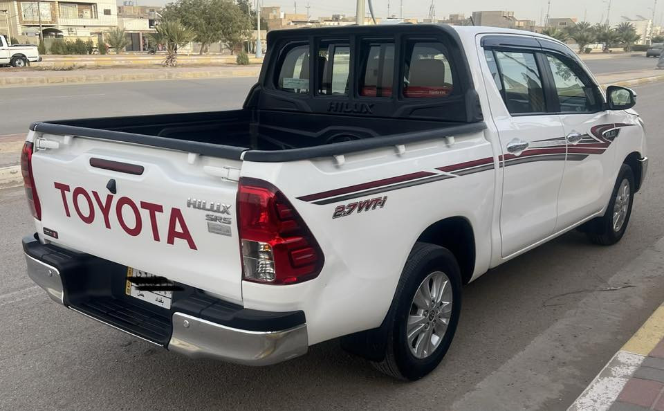 السلام عليكم 
تويوتا هايلوكس 2022 ناصي 
رقم بغداد تحويل مباشر 
مواصفات ساز 
اوتماتيك گير 
حساس اطارات 
كاميره خلفيه اوحساسات عند الرجوع 
تبريد كشنات 
بصمه تشغيل وبصمة أبواب 
دوسات جانبيه 
السياره مكفوله من الصبغ ماعدى بارد بسيط بنهايه البدي سونار موجود 
السياره ماشيه 35 الف حقيقي 
السعر 265 بيه مجال بسيط 
مكان السياره الرمادي 
***********
***********
