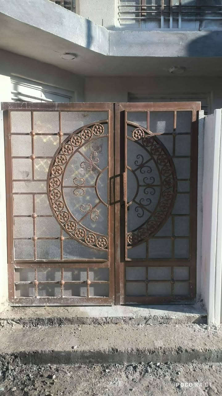 السلام عليكم بيت بناء حديث للبيع طابقين ٣غرف نوم وهول ومطبخ واستقبال حمامات ثنين العنوان مقابل معمل الحرير شارع مهند الحلاق قريب ع مدرسه براعم الإيمان تبليط بالباب مساحه البيت ١٣٠ مع الكاونتر والتانكي والسخان والمغاسل عدد ثنين البيت فازغ حاليا بس جيب غراضك وتكعد الاستفسار *********** البيت طابو زراعي سند ٢٥ السعر ١١٠وبي مجال للشراي
