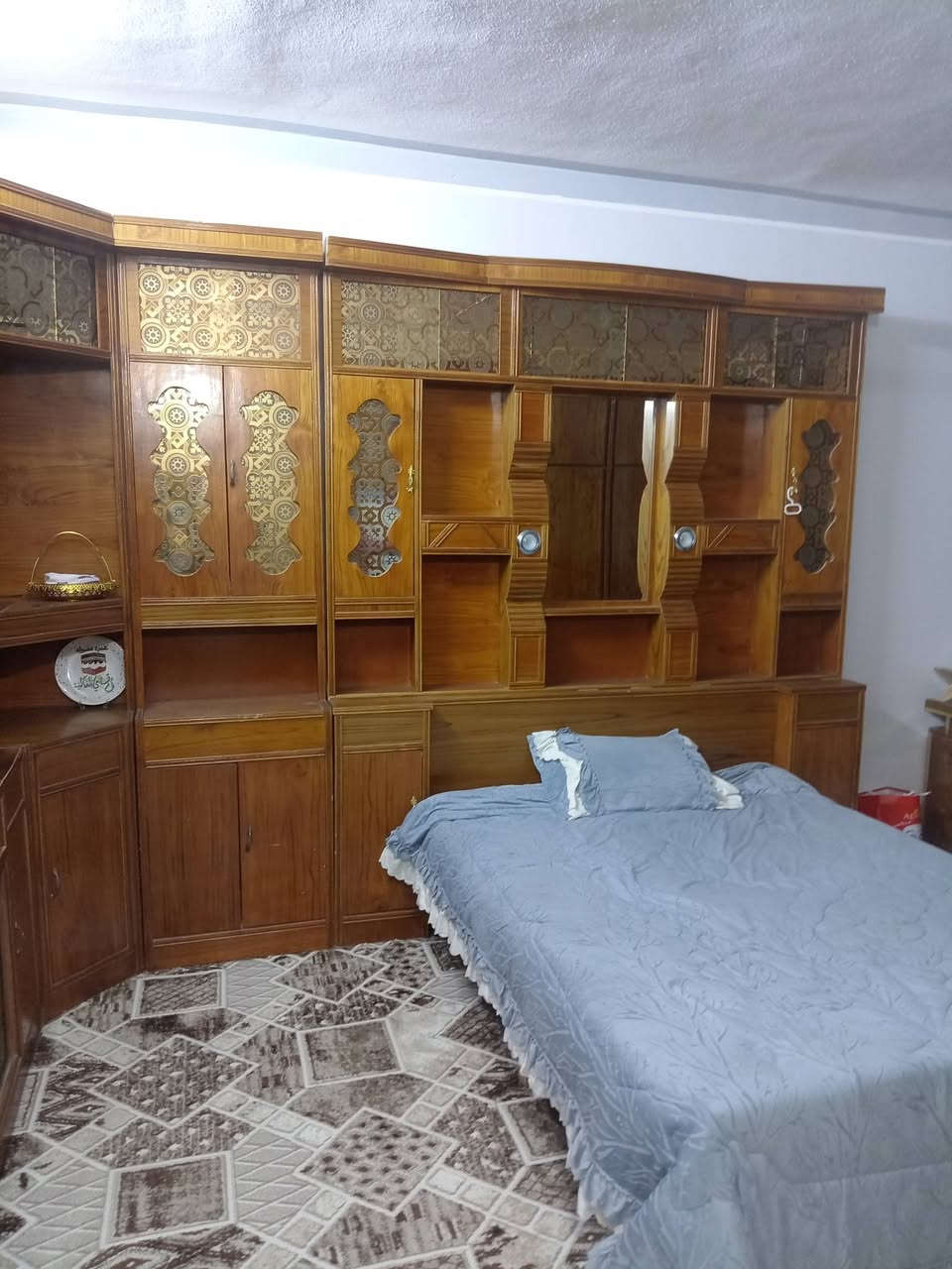 السلام عليكم

غرفة نوم للبيع مال عزابي مو مال متزوج وتعرفون بعد غرفة العزابي تبقى نظيفة ومرتبة

التصوير ظالمها خطية بالحقيقة أحلى يعني تعال شوفها شوفة شرعية وإذا ما عجبتك تشرب عصيرك وتروح

أريدها  ب850 وإذا صرت تبجي وتلح عليّ وتكلي ما عندي وواكع من فوك السطح ميخالف خطية أشوفك بيها شوية

يعني الحچي بيناتنه أريد بيها 800 والـ50 مال عَمْلة

وكل الهلا


**إذا كنت صاحب هذا الإعلان وتريد حذفه لأي سبب، رجاءا أرسل رسالة إلى الدعم الفني**