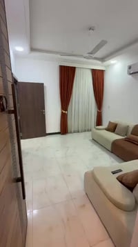 شقه مؤثثة للايجار شاب او عائله او مغتربين  ط اول تحتوي على حديقه مع با...