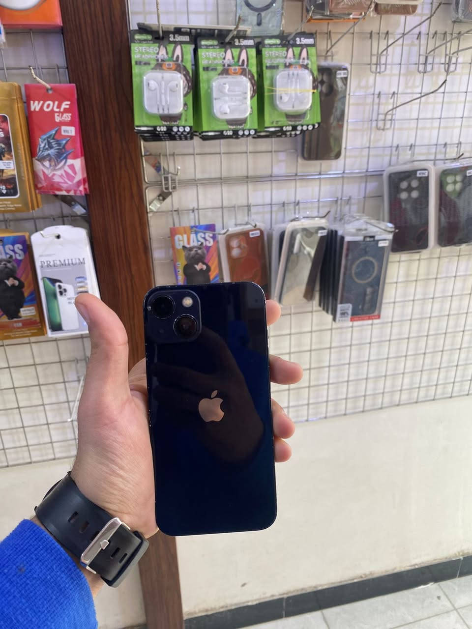 السلام عليكم ورحمه الله وبركاته 
ايفون 13 عادي 
أمريكي نموذج M 
ذاكره 128 
بطاريه 77
مستبدل شاشه كلش حلوه ( كاميرا اصليه من ابل) خلل بسماعه الاتصال مرات تشتغل مرات لا تفتح سبيكر تشتغل طبيعي بصوت واضح و عالي
بي شخوط زغيره كما موضح كدامكم 
علبه الجهاز موجوده 
العنوان : بابل 
سعره 325 و بي مجال 
للاتصال : ***********
