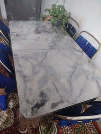 ميز طعام • نضيف • ضرر بسيط