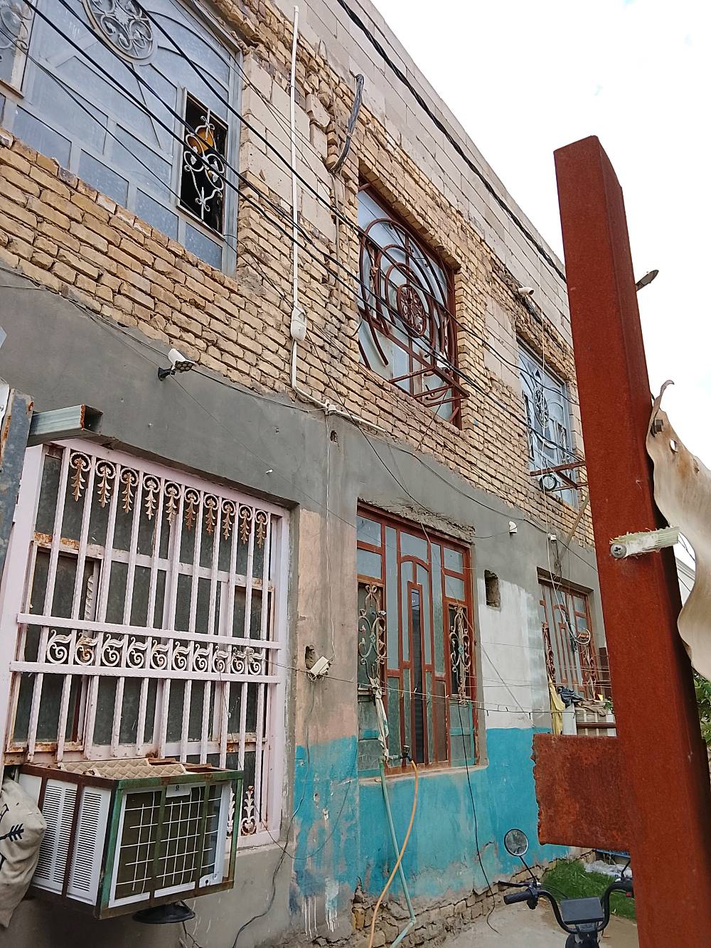 بيت شارع سالم ٧٥م طابقين اربع غرف ومطبخ وحمام ركن على شارعين جاهز للسكن *********** تفاصيل اكثر تجي وشوف وتقتنع 