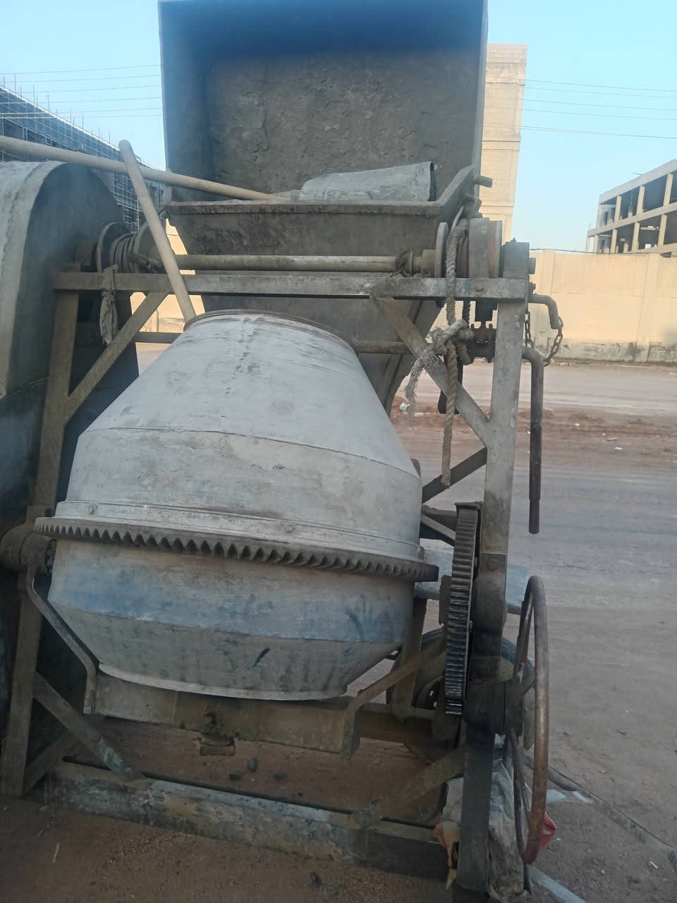 السلام عليكم خباطه للبيع شغاله وجاهزة هيه وغراضه للبيع شلع وياها سكله طابق ثاني وعرباين صغار ٢ وجبيره وحده وسطل وهزاز ودوس المكان السماوه للتواصل ***********
