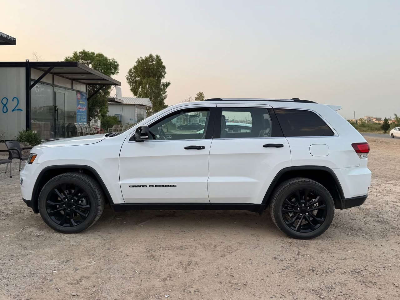 جييپ گراند چيروكى 2021 limited 
دەبڵ ئه كسله 4x4
ته نها 79مايل روّشتوه
هیچ مەسرەفێکی تێدانیە 
 بەس بۆنیت بێ ناوگرتن
ئێرباک سیستەمە دەژبول
ڕقم تازە تایەو ویلی گۆراوە
گێر و مەکیەنەی بەشەرت 
هیچ کێشەیەکی تێدا نیە
*********** أربيل, العراق
