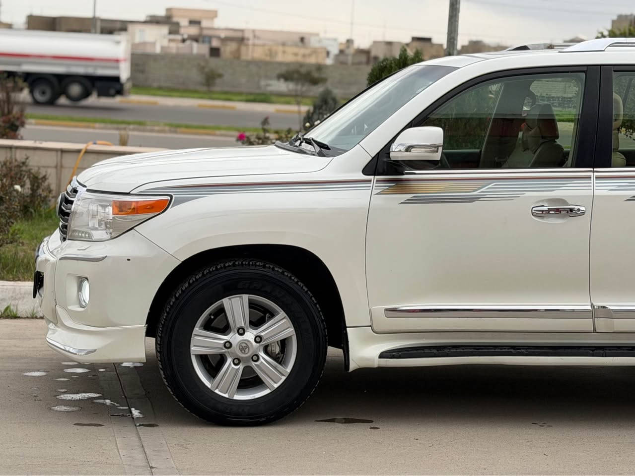 لاندكروز جيكسارة  موديل 2013 GXR

                                                      سعر 336 مجال قليل

مواصفات GXR فول فول محرك V6
سنوية رقم جديد بسمي شرط تحويل غرامات
گر محرك بشرط مامفتوح ماشي 160 km
سياره نص باب صبخ بدون دواخل بدون ضرر بشرط

مكاني كركوك 
رقم موبايل *********** كركوك, العراق
