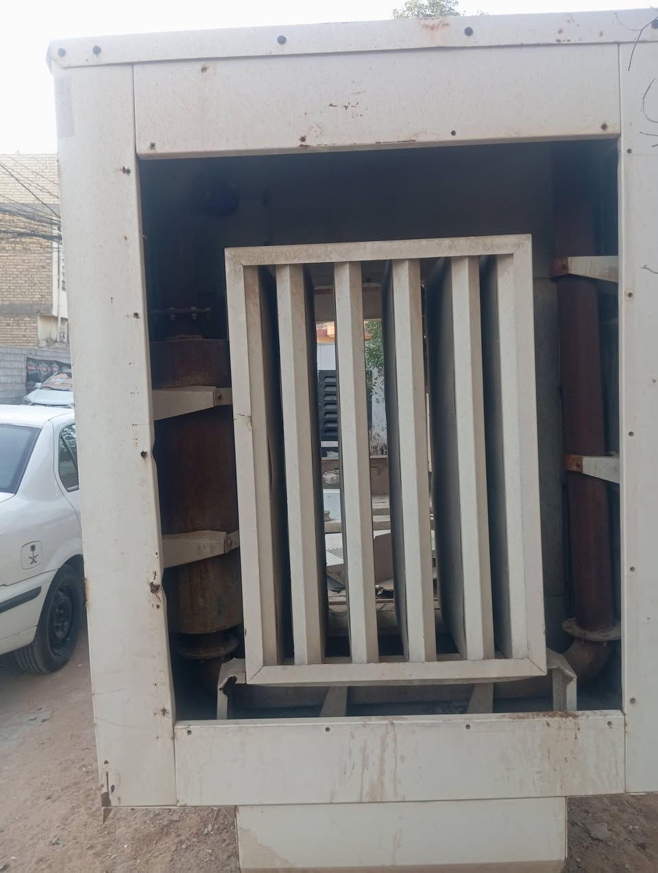 السلام عليكم عندنا هذا الصندوق كاتم بس عايز ترتيب وعايز بيبان بيها صالنصه بلاديه وشاصيه جديد كلش واللي يريده بخير ويتدلل 
مكاني نجف ‏‪***********‬‏
