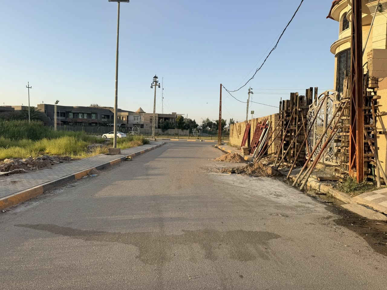 دار سكن طابو صرف في حي الامير ( الاول ) 
بجانب دكتور ( عزيز ) 
امام ساحة ( خظراء ) 
مساحة 250 م 
بناء طابوك - اعكاده 
يحتوي على غرفتين ( نوم ) 
خدمات - ماء - كهرباء 

للاستفسار مراجعة مكتب ( غيدان ) للعقار  
واسط - الزبيدية - مقابيل حي ( الصناعي )  
***********  
*********** محمد سيد غازي
