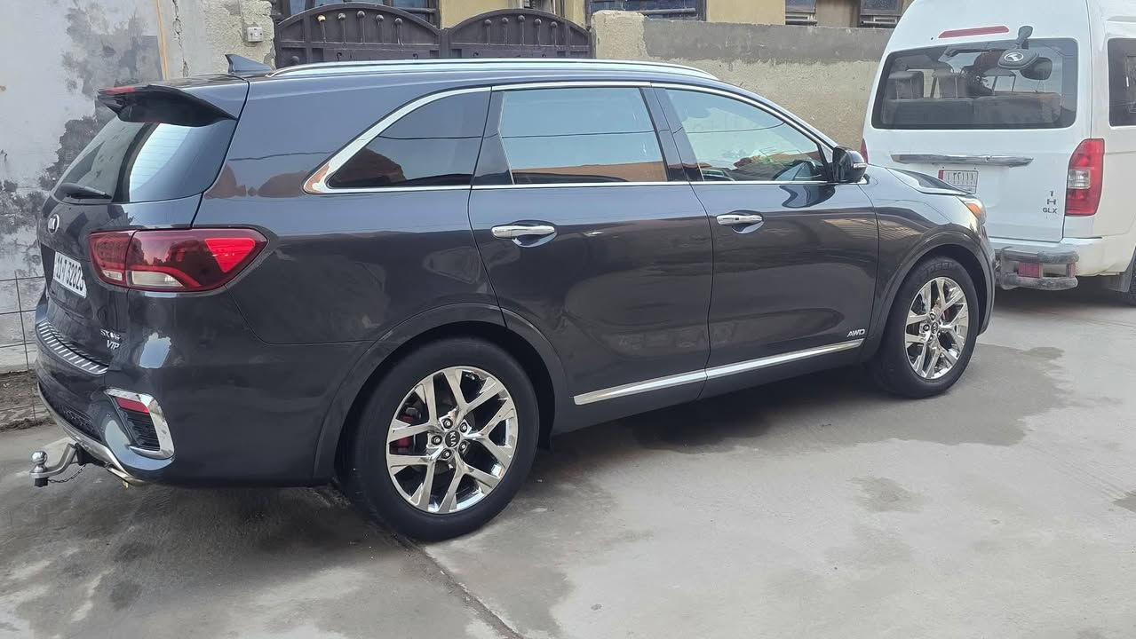 السلام عليكم كيا سورنتو رقم بغداد2019  SX V6أمريكي للبيع فقط فول مواصفات شنو بالك بيه
مقاعد جلد لون جوزي الاماميه فول كهرباء تدفئه تبريد 
كامرات 360 درجه  رادارات 360 درجه
عداد السرعه دجتل
تدفئه ستيرن
بردات أبواب خلفيه
علامته سورنتو مضيئة 
فور ويلAWD مانع انزلاق درايف مود 
فج بريك احمر بلاد
ويل 19 مال(SXL)ستانلس ستيل
لايت زنون لد احمر بلادي
كشن السائق خزن ميموري 
 عدد الركاب 7
تبريد ثلاث قطع 
هوك خلفي بلادي
جنطه كهرباء 
مري قلاب عند الرجوع للخلف
هاند بريك بصمه  
اشاير بالمري مري شفط
منافذ كهرباء 115V AC
شاحن مبايل واير ليس
السياره مدوشمه ارضيه جلد 
بانوراما ترايش القماره ستانلس ستيل
حادث السياره بنيد فقط ومصلح نفسه 
السياره جاهزه من كلشي ومكفوله ماعدا البنيد
اكو مواصفات مامذكوره موجوده بالصور
الله شاهد السياره بعد احله من الصور
السعر 195وبيه مجال للطيبين 
  مبايل***********
السلام عليكم كيا سورنتو رقم بغداد2019  SX V6أمريكي للبيع فقط فول مواصفات شنو بالك بيه
