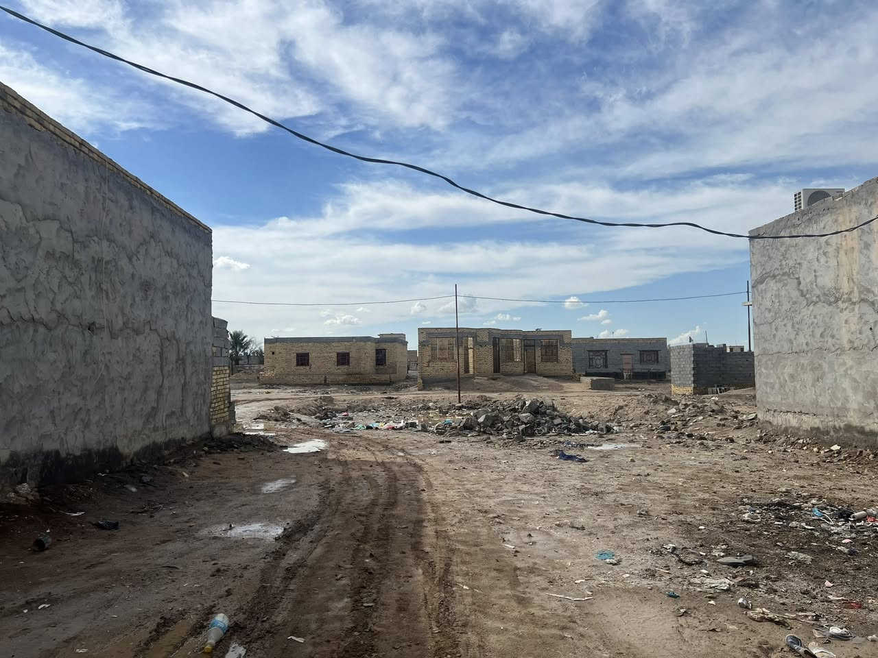 قطعة ارض زراعي 200 متر
صايره بين بيتين
مدفونة وجاهزه للبناء
مجاري وماي بالباب

مجمع الرفاه
قرب مدرسة الايتام  

السعر 6 ونص 
***********
