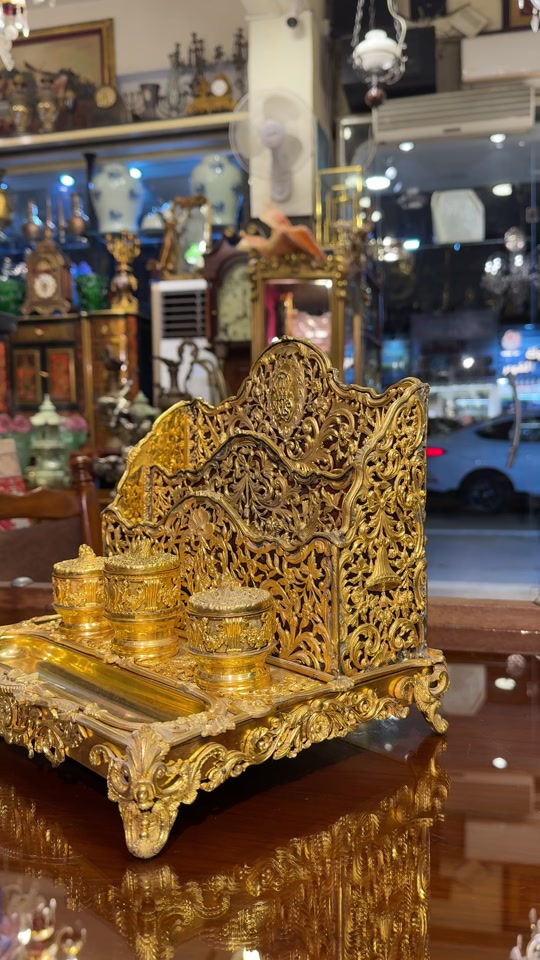أفخم محبرة فرنسية ملكية نادرة القرن التاسع عشر مصنوعة يدوياً من البرونز بنقوش يدوية مبهرة ودقيقة جدا  مطلية بالذهب تحمل شعار من الأمام ومن الخلف العرض ٣٠ سم ارتفاع ٢٥ سم العمق ٢٢ سم ( بغداد الاعظمية شارع الكمب الرئيسي مقابل كباب كركوك) 


**إذا كنت صاحب هذا الإعلان وتريد حذفه لأي سبب، رجاءا أرسل رسالة إلى الدعم الفني**