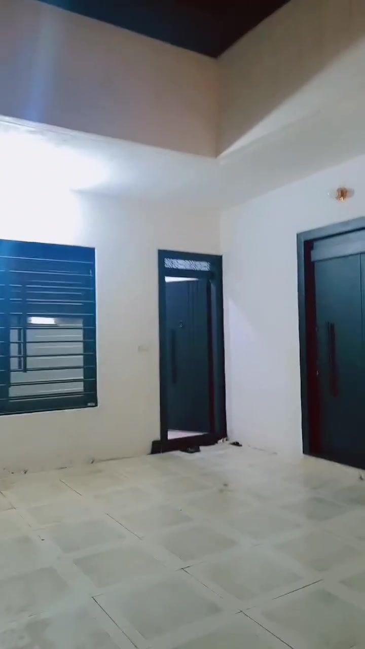 دار للبيع حزيران قرب جامع الصفا ٢٠٠متر غرفتين نوم وستقبال وهول ومطبخ حار وبارد صحيح خارجيه وداخليه وبيتونه السعر ٧٠ وبي مجال قليل تصال ***********
