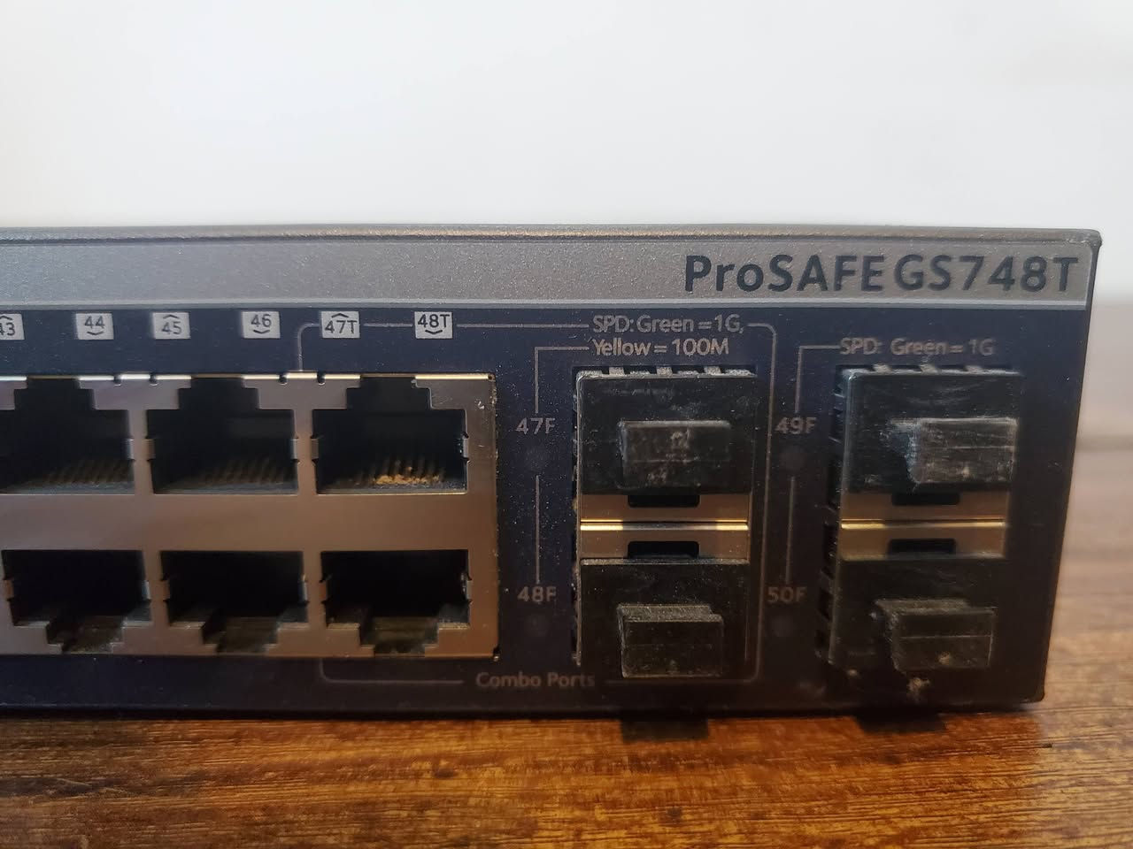 سوج netgear جديد غير مستعمل (بدون كارتون) مشتري من النبع جديد مو بالة  
48  منفذ كيكا عدد 
منفذ ضوئي عدد 4
قابل للبرمحة 
السعر 125 قفل 
***********
