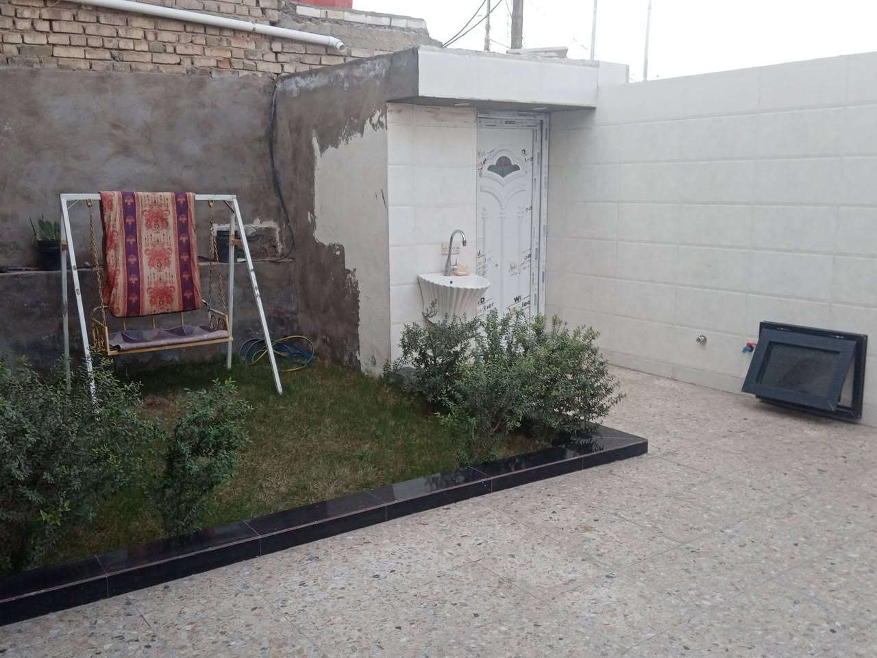 بسم الله الرحمن الرحيم
دار للبيع زراعي بداية حي السفير من جهة الشماعية خلف جامع الإمام الحسين ع موقع حلو المساحه ١٧٠ م واجهة ٨ ونص نزال ٢٠ طابق ونص مرمم جديد الطابق الأول استقبال كبيره ومطبخ مفتوح ع الصاله وغرفة نوم وحمام داخلي وحمام خارجي الطابق الثاني غرفة نوم وحمام  السعر  ١٦٠ بي مجال للاستفسار الاتصال على الرقم
***********
