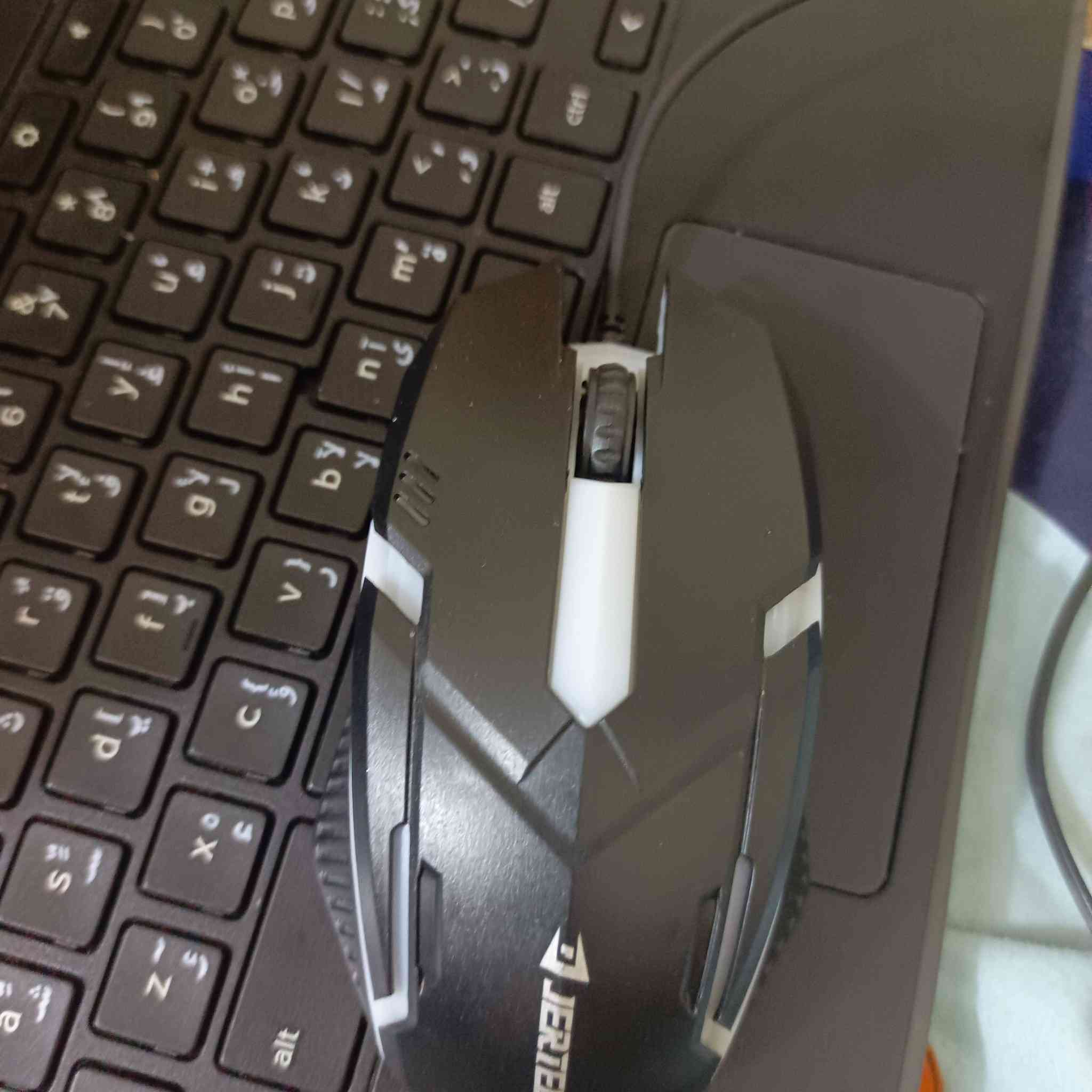 من رخصه لادمن.لابتوب Deel مع ماوس وشاحن للبيع 90وبي مجال


**إذا كنت صاحب هذا الإعلان وتريد حذفه لأي سبب، رجاءا أرسل رسالة إلى الدعم الفني**