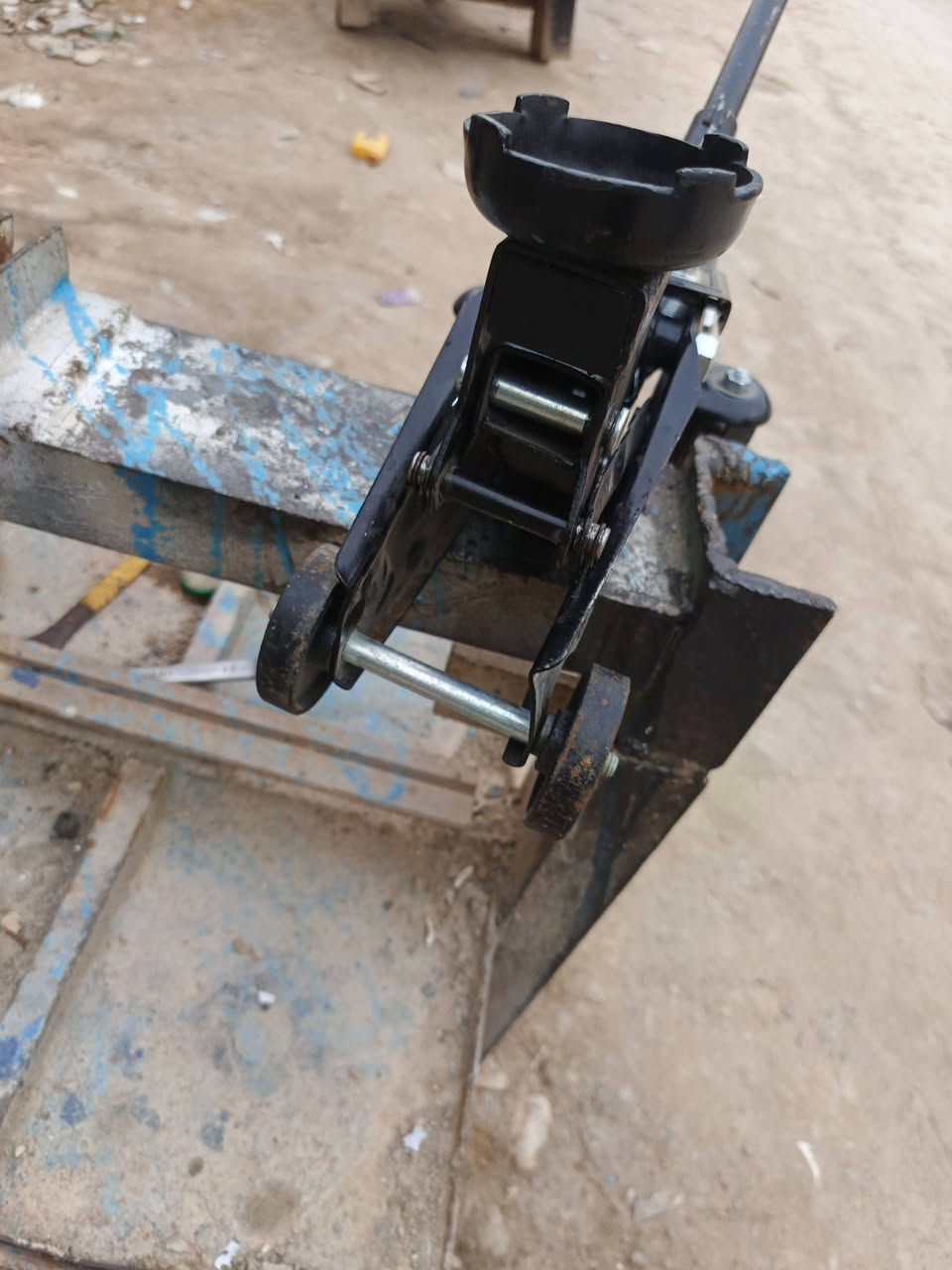 سلام عليكم جك 2طن يصعد عل نص مكان كوت حي الحكيم سعر ٢٠ وبي مجال كامل معه العده ***********
