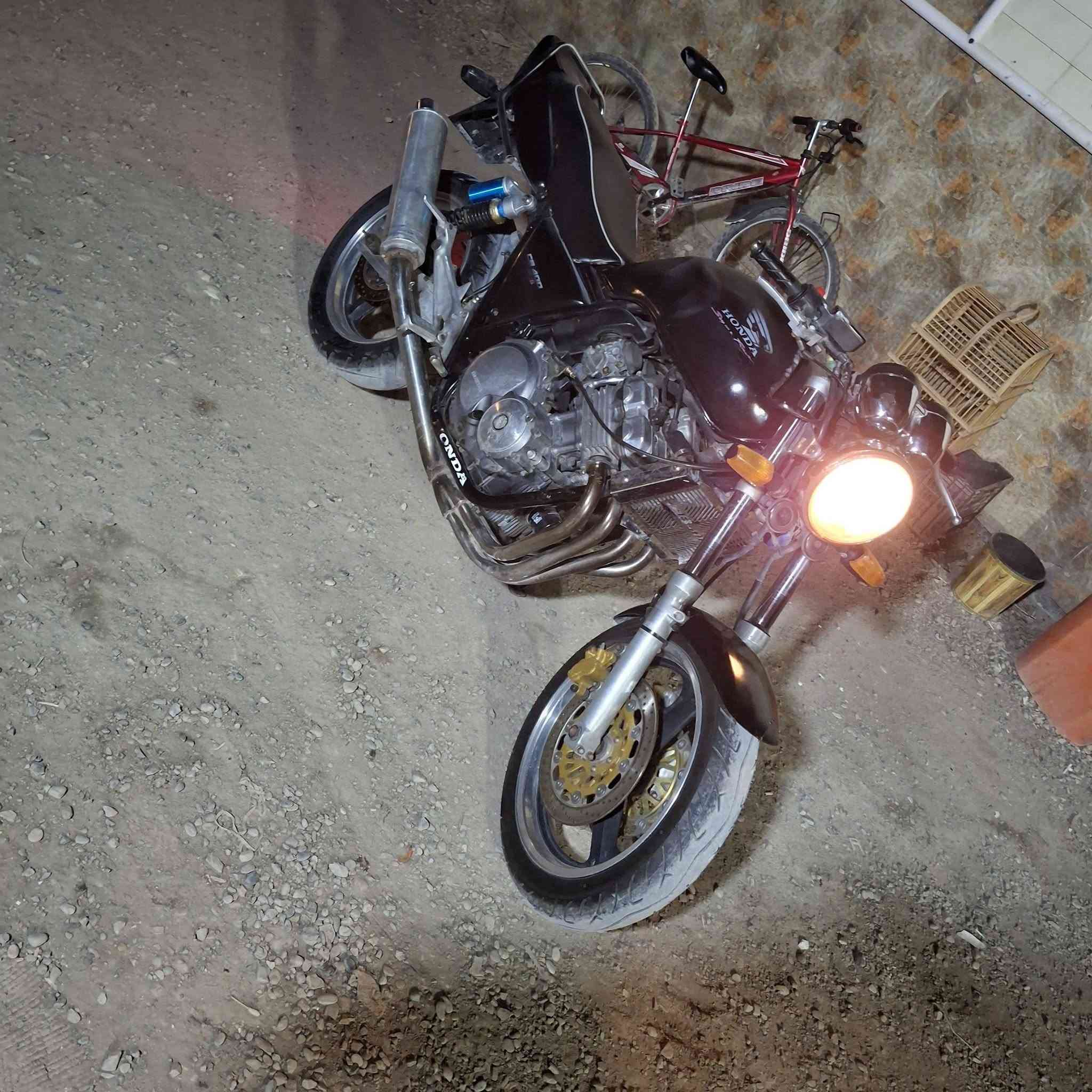 السلام عليكم
للبيع دراجة سيبي فور 400cc جيل اول 2001 دراجة حلوة وخير من الله نكرة سلف بكل وقت اوراق كاملة  نقص دراجة فقط استاند وسط الباقي كلة كامل مكان دراجة ديالى بعقوبة شارع الديري استفسار اكثر خاص او واتساب او على رقم *********** 
سعر الدراجة $15 بيها مجال شراي بيك خير ودلل
