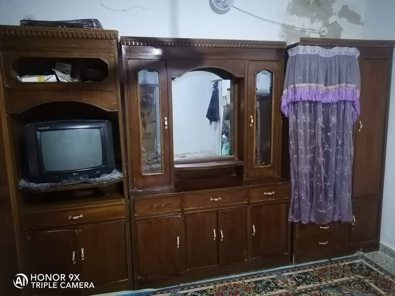 للبيع 
مكيف طنين شغال نظيف سعر ٢٥٠ 
غرفه نوم احطاطه صاج سعر ٥٠٠
*********** للإستفسار 
رمادي 7 كيلو
