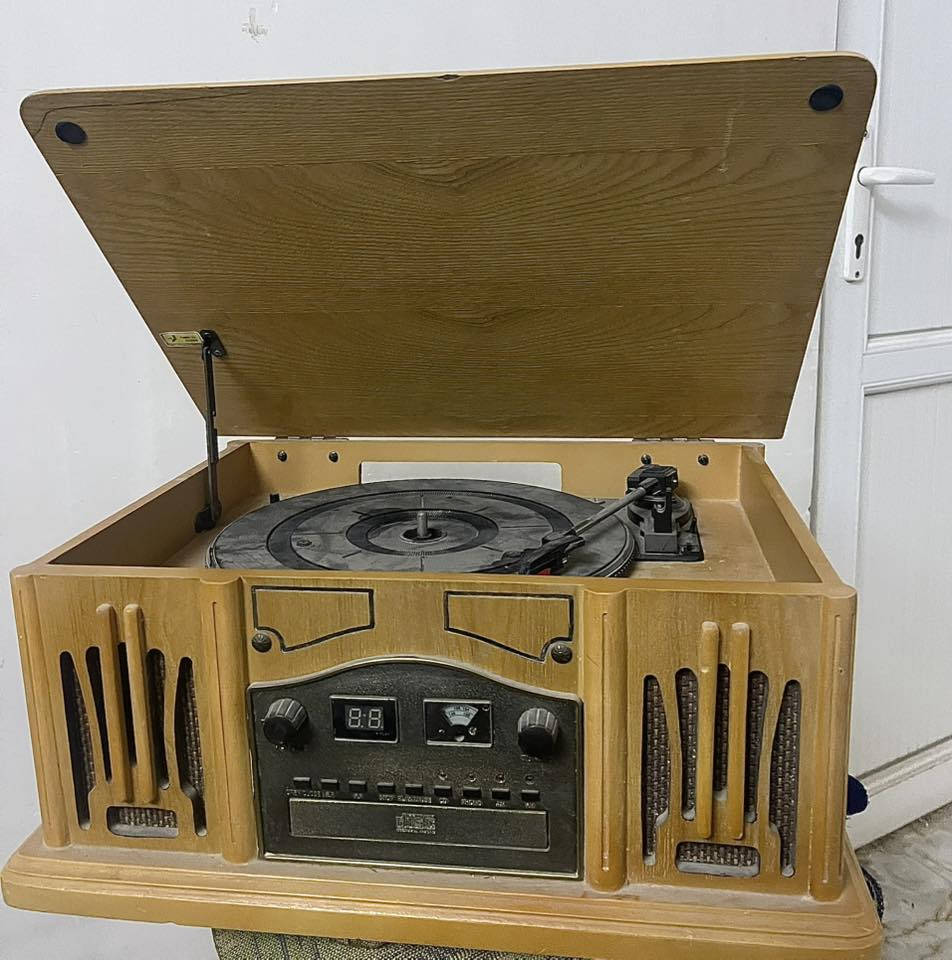 آلة موسيقى كلاسك أنتيكه على وضع الشركة تحتاج فقط تبديل شريط ماعندي وقت ابدله (80$)


**إذا كنت صاحب هذا الإعلان وتريد حذفه لأي سبب، رجاءا أرسل رسالة إلى الدعم الفني**