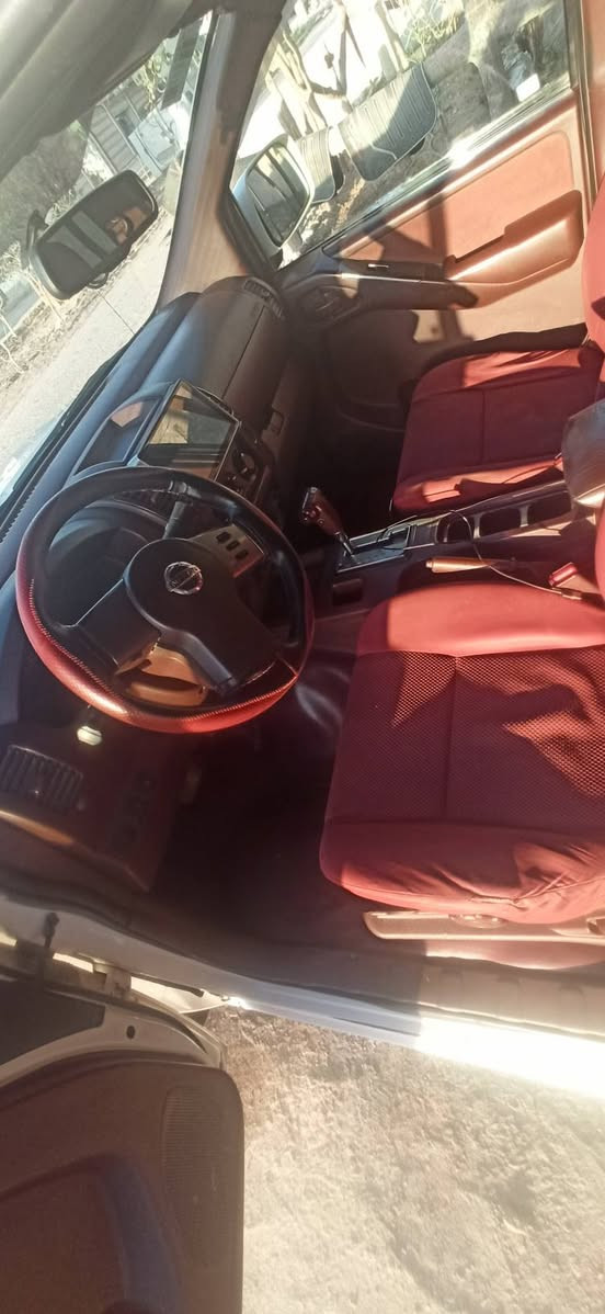 للبيع نيسان نيفاره بيه صبغ بدايه جاملغ الامامي جهت الصدر تبريد كله جديد سياره جهازه مابيه اي نقص موديل 2010سعرها 95وبيه مجال ***********
