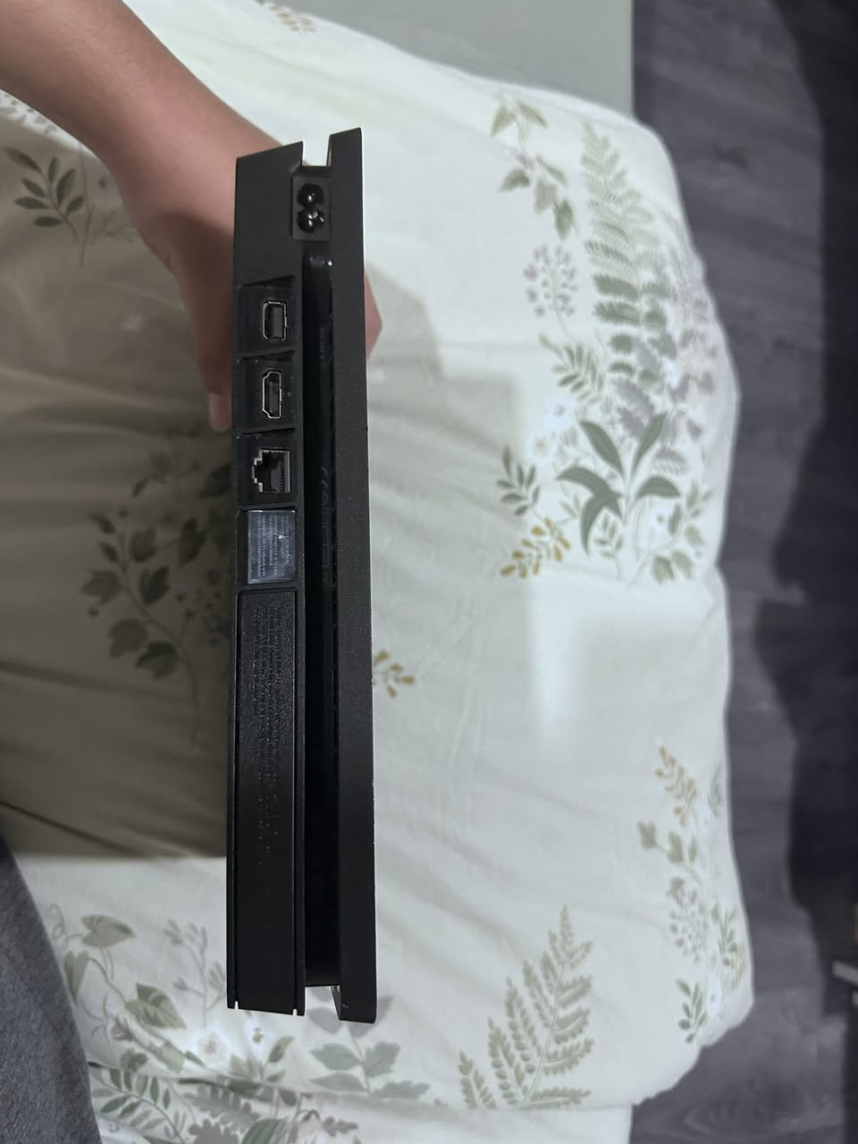 بلي 4 اونلاين ويه ملحقاته يد كوبي ويده اصليه تشتغل بس زر R2 ميتشغل و نقص كارتونه  190 بيه مجال ***********
