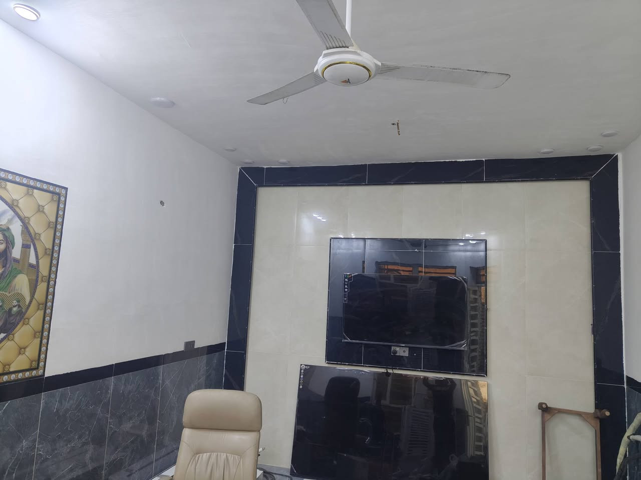 سلام عليكم بيت المساحة 200متر يتكون من ستقبال +2غرف نوم +مطبخ وصالة وصحيات البناء حديث بناء درجة أولى العنوان الرستمية الزراعي مال أبو مهدي محلة ٧٠٥ كافة الخدمات عرض الشارع ١٢متر للستفسار أتصل (*********** ) *********** )مكلف بل نشر
