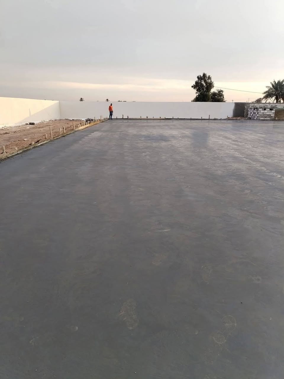 السلام عليكم ورحمة الله وبركاته ... مستعدون في تنفيذ جميع الصب وسقل جميع الارضيات .وأيضا الديكورات الارضيه للاستفسار الاتصال ***********
