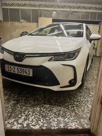 للبيع كورلا هايبرد 2025 كفالة عامة ماشية 9000 داخل مشمشي مواصفات الفول...