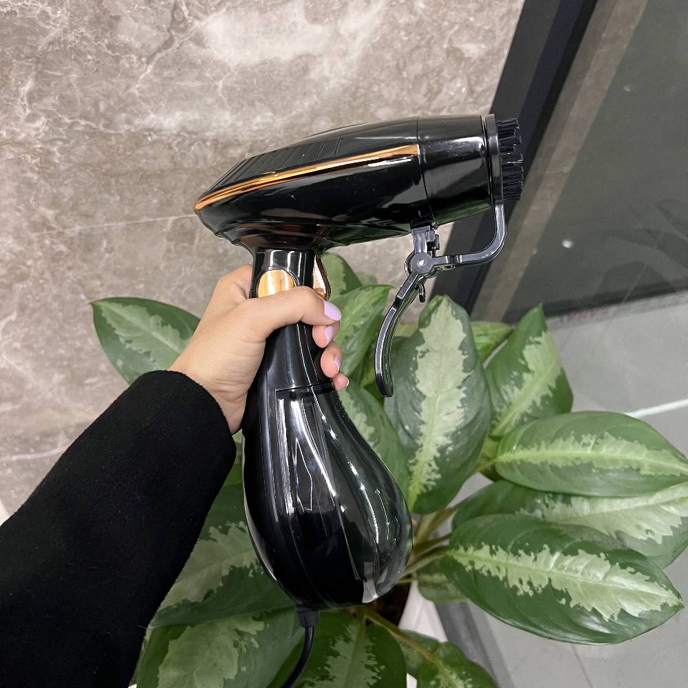 جهاز بخار يدوي للملابس RAF قابل للطي موديل R.1332

• جهاز بخار يدوي من RAF مخصص لكيّ وتعقيم الملابس والأقمشة بطريقة عملية وسريعة.

• يعمل بقوة 1500 واط ويوفر بخارًا مستمرًا وقويًا مناسبًا للاستخدام اليومي.

• تصميم قابل للطي يسهل التخزين والحمل أثناء السفر أو الاستخدام المنزلي.

• يدعم الاستخدام العمودي والأفقي لكيّ الملابس، الستائر، والأقمشة المختلفة.

• مزوّد بخاصية البخار المستمر مع مخرج بخار أمامي واضح.

• يحتوي على فرشاة إزالة الوبر والشعر لتحسين مظهر الملابس أثناء الكي.

• القدرة الكهربائية: 1500 واط
• الجهد الكهربائي: 220–240 فولت / 50–60 هرتز
• مؤشر تشغيل: نعم (Power Indicator)
• الملحقات المدعومة: فرشاة إزالة الوبر
• الاستخدام: الملابس، الأقمشة، الستائر

محتويات العلبة

• جهاز بخار يدوي RAF
• كوب تعبئة الماء
• فرشاة إزالة الوبر
• دليل استخدام
