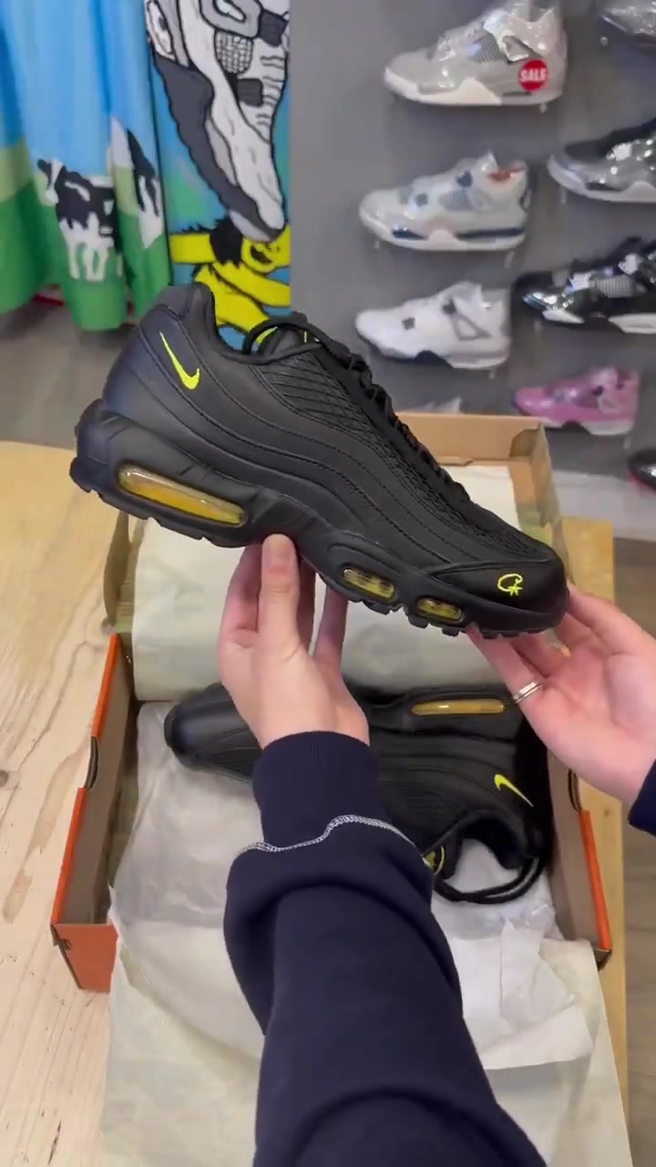 🔥👟 Nike Air Max 95 Quartz Black — أناقة وهيبة بتفاصيل استثنائية 🖤
إذا كنت تبحث عن حذاء يجمع بين الفخامة، الراحة، والستايل العصري… فهذا الخيار صُمم لك 🔥

✨ التفاصيل: ▪️ الموديل: Nike Air Max 95 Quartz
▪️ اللون: أسود كامل 🖤
▪️ القياس المتوفر: 42
▪️ الجودة: Master Quality
▪️ تصميم عصري يناسب الإطلالات الكاجوال والرياضية
▪️ خامات ممتازة وتشطيب دقيق بتفاصيل احترافية
▪️ نعل مريح بتقنية Air Max يمنحك راحة وثبات أثناء المشي 👌
▪️ مناسب للاستخدام اليومي والخروجات والسفر

هذا الحذاء ليس مجرد قطعة عادية… بل إضافة تعطي حضور قوي ولمسة فخامة لأي إطلالة ✨
اللون الأسود يمنحه هيبة وسهولة تنسيق مع مختلف الملابس 🖤

📦 الكمية محدودة
💲 السعر : 30 الف فقط !!
📩 للحجز والاستفسار عبر رسائل الصفحة
🚚 متوفر شحن الى كافة المحافظات

#Nike #NikeAirMax95 #AirMax95 #AirMax #Sneakers #BlackStyle #Streetwear #MasterQuality #نايك #احذية #شوزات #ستايل #موضة #احذية_رجالية #كاجوال #ستايل_شبابي #حذاء_رياضي #لون_أسود #فخامة 👟🔥


**إذا كنت صاحب هذا الإعلان وتريد حذفه لأي سبب، رجاءا أرسل رسالة إلى الدعم الفني**
