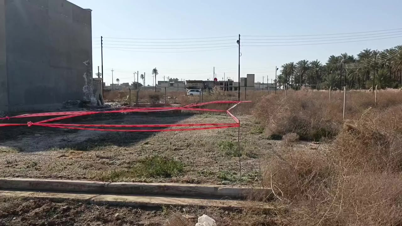 سلام عليكم ارض للبيع مقابل برج الجزيرة نزلت شارع ماجد الحميد ٨٨متر واجهة ٦.٣٠ إنزال ١٤ متر زراعي سند ٢٥ الارض مخدومة من ماء و كهرباء ومجاري ورصيف للاستسفار اتصل على الرقم ***********
