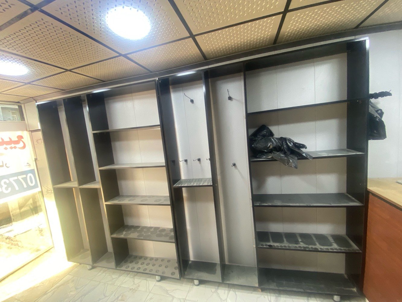 رفوف mdf مع ميز جديدات 
الرف يتحمل حمل ثكيل شغل درجه اولى
***********