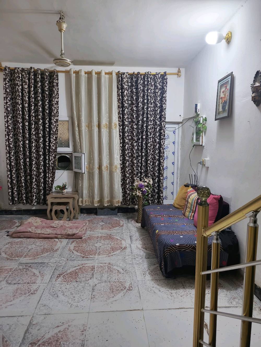 دار للبيع الانبار رمادي حي التأميم..
مساحه 200 طابقين يحتوي ع 5 غرف نوم صاله واستقبال و3 حمامات مطبخ