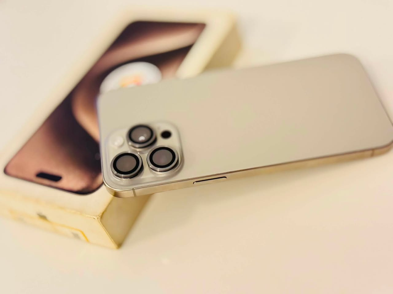 أيفون 15 برو ماكس🩶
ذاكرة 256 / بطارية 93%🔋 
شرق اوسط ويا كارتونتة مطابقة☑️
الجهاز كُلشي ممبدل بي ونضافتة 99% 🔘✨
سعرة 1050 🔒💸
مكاني بغداد بلديات 
هـ / *********** موجود واتساب كذلك
