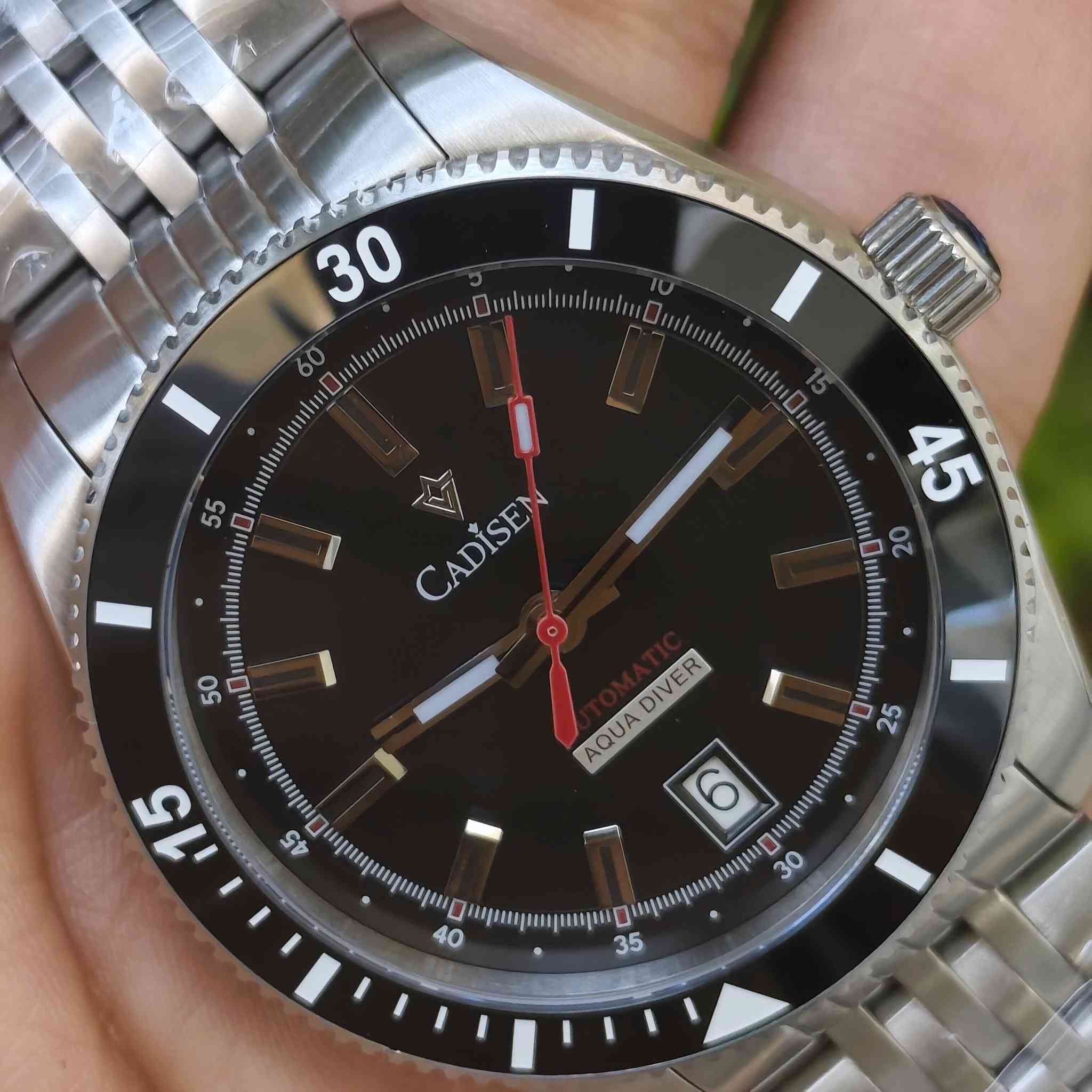 ساعة اصلية ماركة CADISEN جميلة جداً 🖤⌚
جديدة لوك مع كامل ملحقاتها 
(الصور خاصة بالساعة نفسها)
-ماكنة يابانية🇯🇵من سيكو  Japan Seiko NH35A
-قطر الساعة 40MM
-زجاج سفاير مقاوم للخدوش sapphire
-إطار الساعة (Bezel): مصنوع من السيراميك المتين 
-مقاومة الماء: تصل إلى 100 متر (10 بار)،
- الهيكل والسوار مصنوعان من الفولاذ المقاوم للصدأ بدرجة 316L
-عقارب ومؤشرات مضيئة (Luminous) لسهولة القراءة في الظلام
-نافذة لعرض التاريخ
-رنك دوار
-قفل بحري
متوفر توصيل لكل العراق 🇮🇶
#ساعات #ساعة #ساعات_رجاليه #ساعة_رجالية #بغداد


**إذا كنت صاحب هذا الإعلان وتريد حذفه لأي سبب، رجاءا أرسل رسالة إلى الدعم الفني**