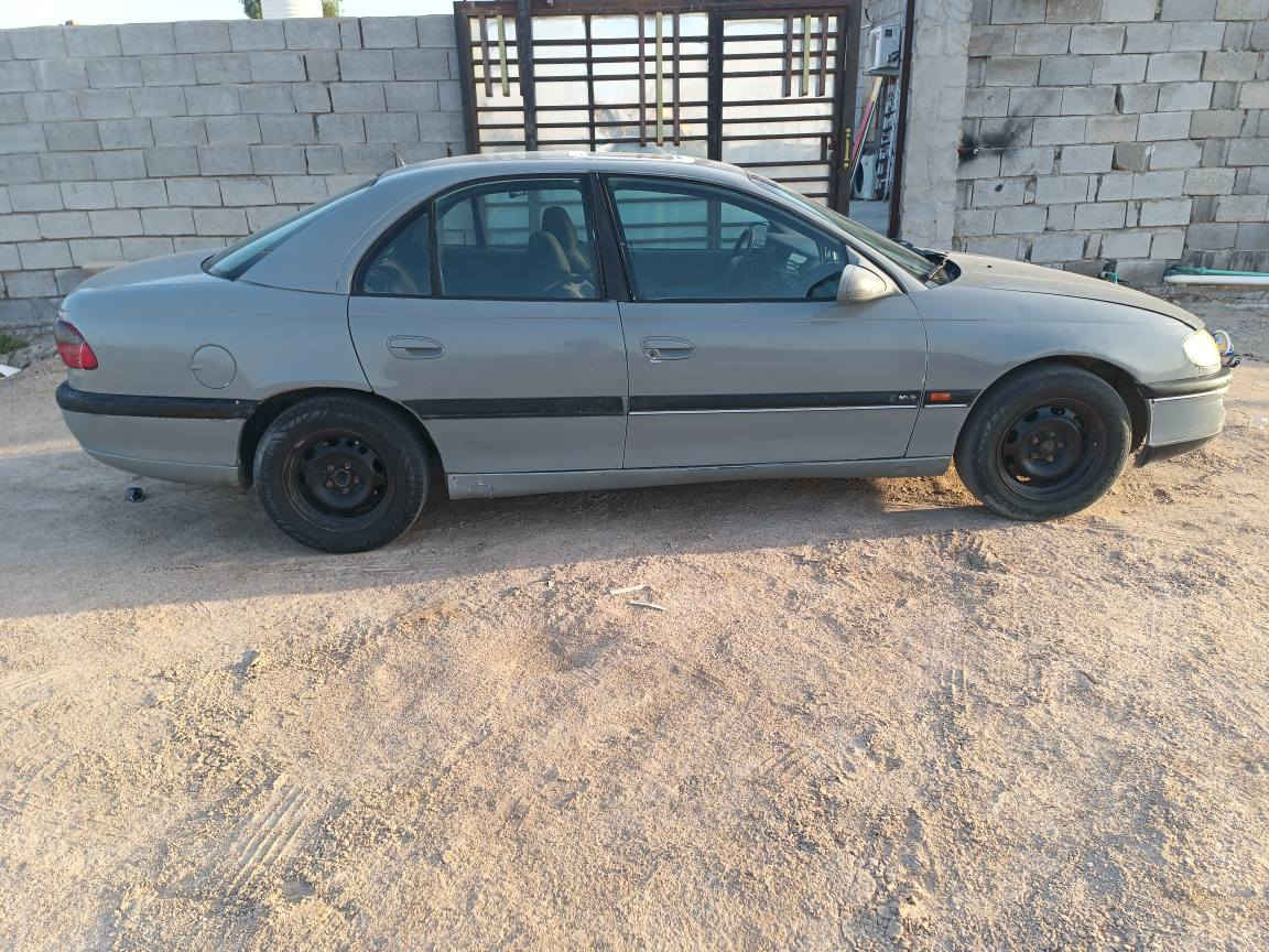 السياره للبيع او مراوس 
مكينه بيها خيط
يبريد كهربائيات
*********** الزبير, البصرة

