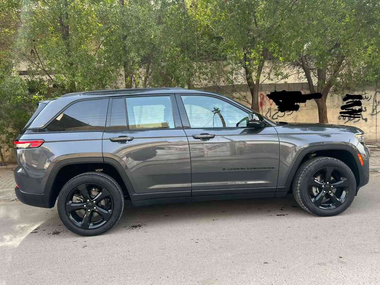 السلام عليكم للبيع او مراوس جيب ٢٠٢٤ رقم بغداد بسمي ٥ راكب محرك ٦ سلندر  وارد امريكي بدون ايرباك بدون تبديل اي قطعه رصعه بل بنيد ونفسها مصلحها على كدها بلاك توب مابيها اي نقص ماشيه ٩ الف فقط السعر ٣٣٥ العنوان بغداد الزعفرانيه *********** بغداد, العراق
