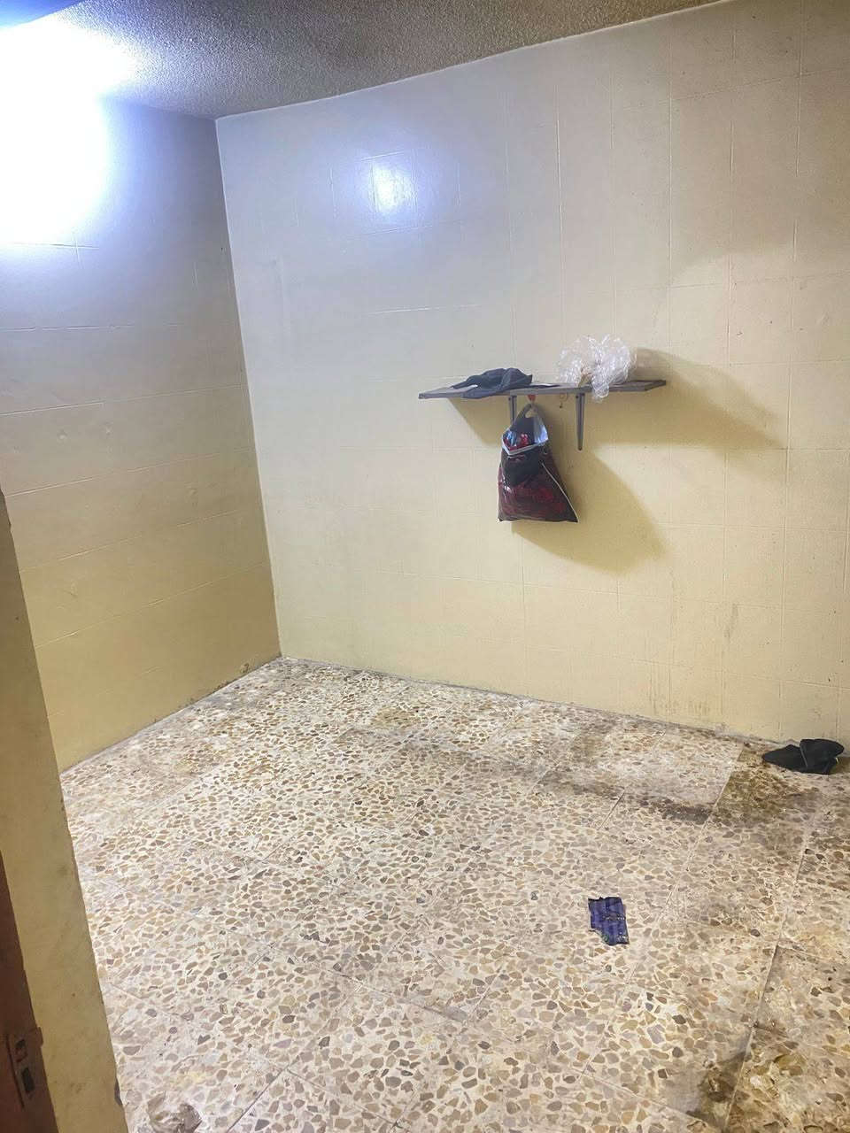 سلام عليكم مشتمل للايجار طابق ارضي بشعب بشارع عدن مساحه 100 تفاصيل كراج كبير استقبال حوالي خدمات وحده غرف نوم للاستفسار مكتب الشعب للعقاري باداره ابو ريحانه رقم الهاتف :***********
