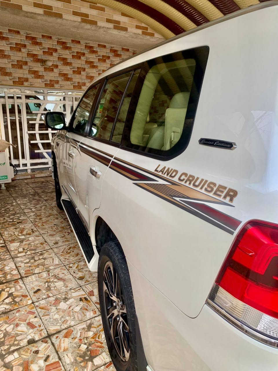 السلام عليكم
تويوتا لاندكروز شركات موديل 2021 رقم بغداد ماشية ٨٧ الف مكفولةمن الصبغ عدا باردين بسيط جدا 
مقاعد الامامية ٢كهرباء 
دشبول لكزز ليزري 
سلايد روف 
٨ ايرباك 
مقاعد جلد 
لايت اسود 
اربع كامرات 
السعر النهائي/ 495 $
الاتصال. / ***********
