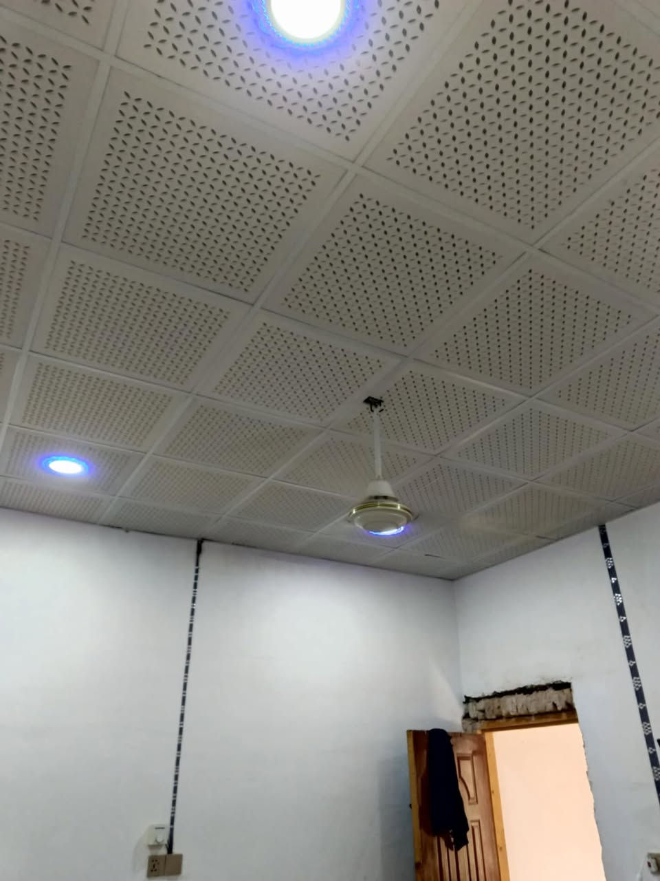 دار للبيع مساحة ١٠٠متر غرفه وصاله ومطبخ واستقبال حمام داخلي تواليت خارجي البيت بناء بلوك السكف عكاده تفاصيل الدار كله بالمنشور موقع البيت شارع رقم ١٨  البناء حديث الجوارين ذهب صافي  السعر ٢٥ وبي مجال قليل ***********
