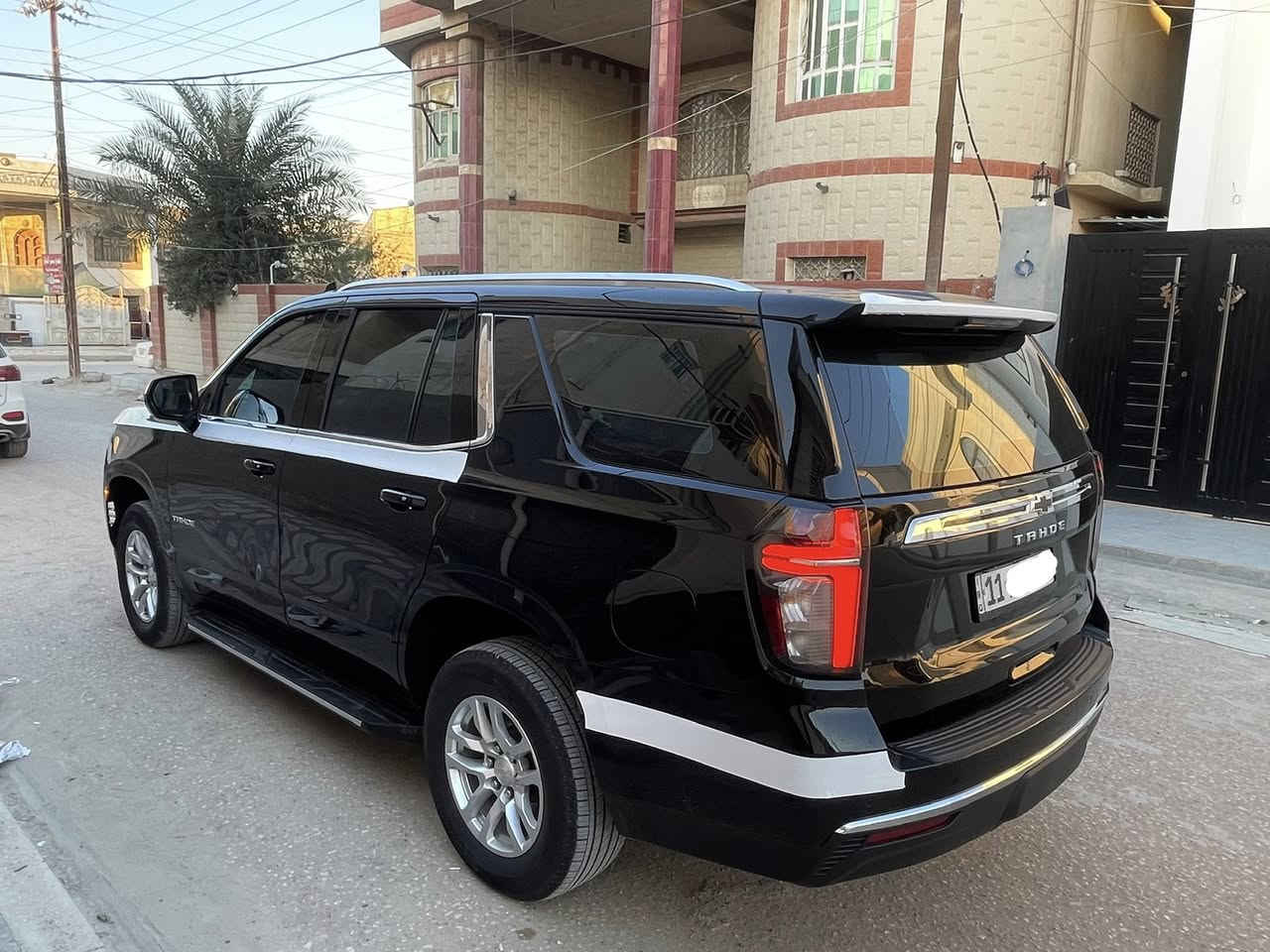 السلام عليكم تاهو  2024  خليجي فئة LS وكالة المنصور بعدها داخل الضمان علامة ضوء القمر مكفولة كفالة عامه عدا رصعتين بلباب والباقي مكفول 
ماشية 18 رقم بغداد انگليزي بأسمي 
محرك 8 سلندر 5300
المواصفات 
 • بصمة تشغيل وأبواب تشغيل عند بعد
 •مقعد السائق قابل للتعديل كهربائيًا بـ8 وضعيات.
• مقعد الراكب الأمامي قابل للتعديل 
• صف ثاني قابل للطي بنسبة 60/40.
• صف ثالث قابل للطي بالكامل لتوسيع مساحة التخزين الخلفية
• نظام دخول ذكي بدون مفتاح (Keyless Entry)
• إضاءة داخلية LED
• دعم Apple CarPlay وAndroid Auto (لاسلكي)
• كاميرا رؤية خلفية عالية الدقة
•اوتو هولد
•كشنات كهرباء
•رادرات اماميه وخلفية وجانبية
• تنبيه الاصطدام الأمامي.
• فرملة طوارئ تلقائية.
• نظام الحفاظ على المسار.
• مساعد التوجيه.
• إنذار المشاة الأمامي.
• مساعد الإضاءة العالية التلقائي.
• كاميرا خلفية.
• حساسات ركن خلفية.
• نظام StabiliTrak للتحكم الإلكتروني بالثبات
السياره جديده جدا بمعنى الكلمه على وضع الشركه السعر  495  للاستفسار *********** ومن الله التوفيق
