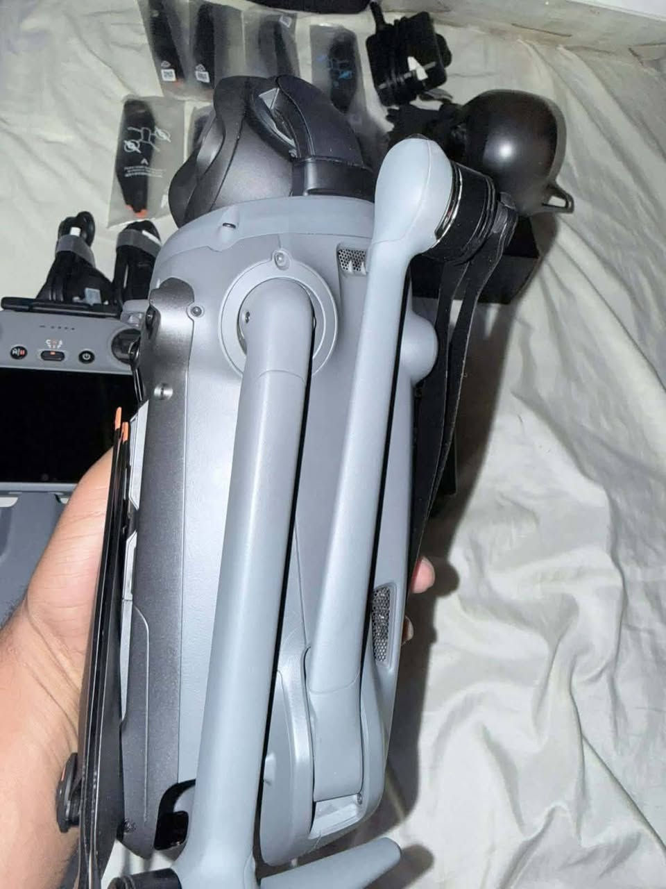 السلام عليكم
dji.   
MAVIC.  4.    PRO.  KOMPO. SMART
مافك فور برو كومبو سمارت 
درون نضافه 100/100 
مكفوله 
ستعمال قللللليل 
السعر وكل التفاصيل داخل خاص 
***********
