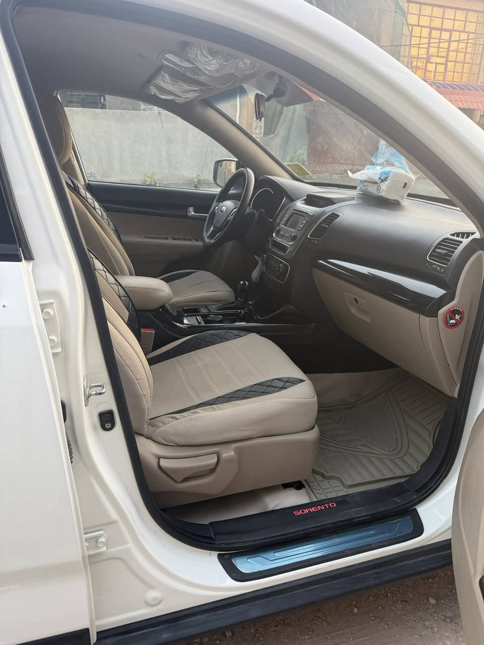 السلام عليكم ورحمة الله سورنتو ١٥ مكفوله كفاله  رقم قادسيه محرك ما مفتوح ماشيه ١٤٩ الف سياره جديده متواجده بل سماوه رقم قادسيه السعر 178 ***********
