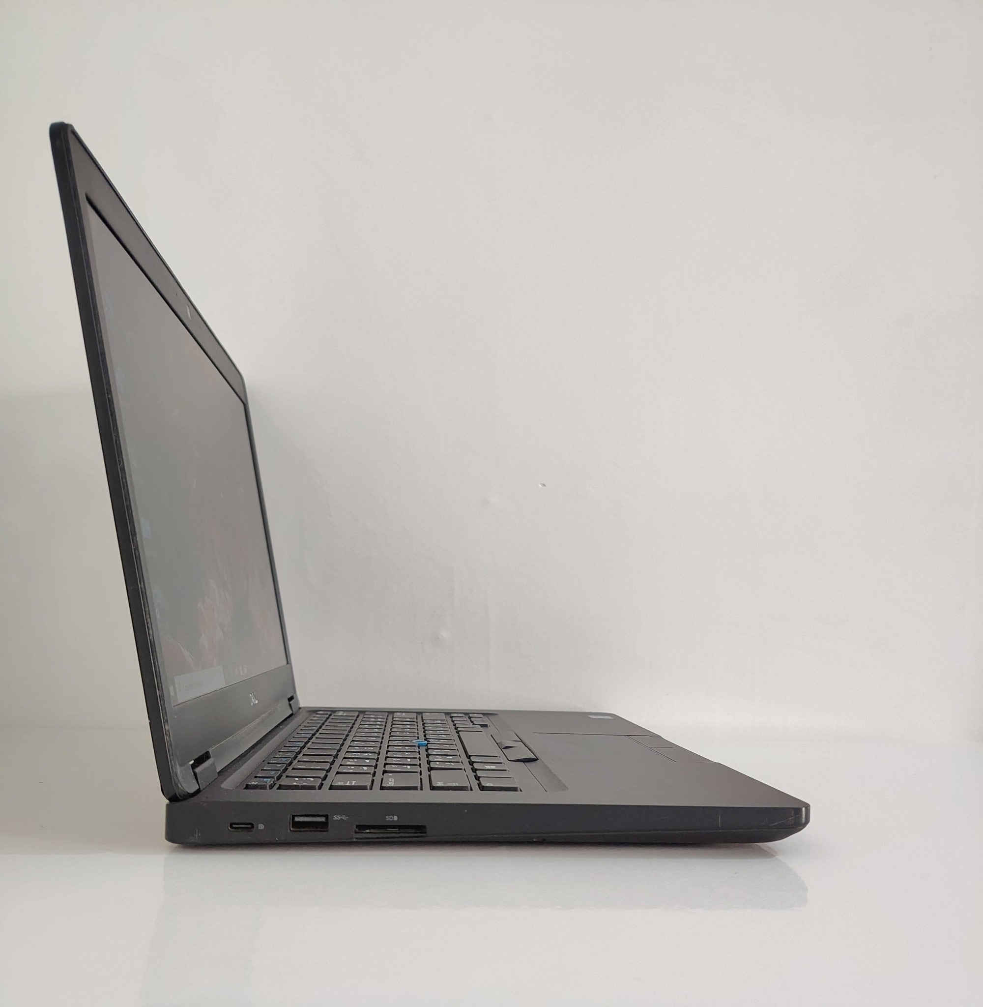 ​💻 Dell Latitude 5490 | دل لتيتيود 5490
(متوفر الآن: 22 قطعة)
​🔍 المواصفات التقنية:
​المعالج: Intel Core i7 (الجيل الثامن - فئة U).
​الرام: 8GB DDR4 (قابل للتطوير).
​الهارد: 256GB SSD M.2 (قابل للتطوير).
​الشاشة: 14 بوصة بدقة FHD.  
​كرت الشاشة الداخلي: Intel UHD Graphics بسعة تصل إلى 4GB.
​كرت الشاشة المنفصل: NVIDIA GeForce MX130 (بواقع 2GB).  
​الكيبورد: عربي/إنجليزي، ضوئي ليزري.
​🎁 الملحقات:
(حقيبة، شاحن أصلي، ماوس، ماوس باد، تغليف كرتوني آمن).
​🛡️ الضمان والخدمات:
​فحص المواصفات والنظافة قبل الاستلام.
​ضمان استبدال لمدة أسبوع كامل.
​تنصيب ويندوز والبرامج الأساسية مجاناً.
​💰 السعر: 365,000 دينار عراقي.
​📍 الموقع: بغداد - الأمين الثانية.
🚚 التوصيل: متوفر لجميع محافظات العراق.
​📞 للحجز والاستفسار:
***********
***********
