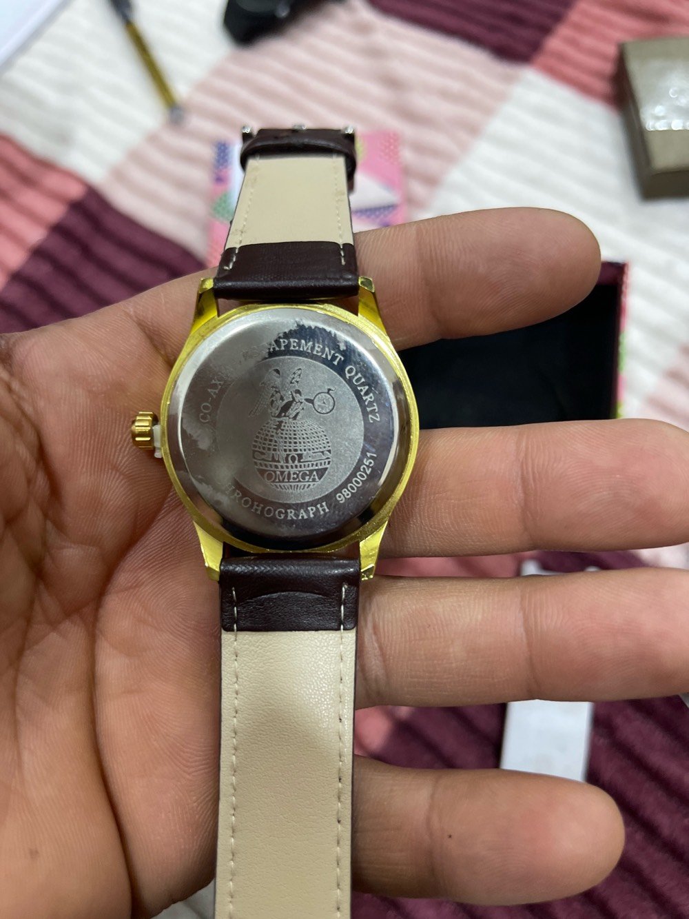 إعلان بيع ساعة بتصميم أوميغا الكلاسيكي

للبيع ساعة رجالية أنيقة بتصميم كلاسيكي فاخر مستوحى من أوميغا، تجمع بين البساطة والفخامة لتناسب اللبس الرسمي واليومي.

المواصفات:
	•	قرص أبيض بأرقام رومانية ذهبية أنيقة
	•	نافذة تاريخ عملية
	•	حركة كوارتز دقيقة
	•	هيكل بلون ذهبي لامع
	•	سوار جلدي مريح وأنيق
	•	حالة ممتازة ونظيفة جدًا
جديد غير مستخدم
تصميم راقٍ يلفت الانتباه ويمنحك مظهرًا مميزًا بسعر مناسب.

السعر مناسب جدًا
25000دينار عراقي
للاستفسار والتواصل يرجى الاتصال على الرقم ***********