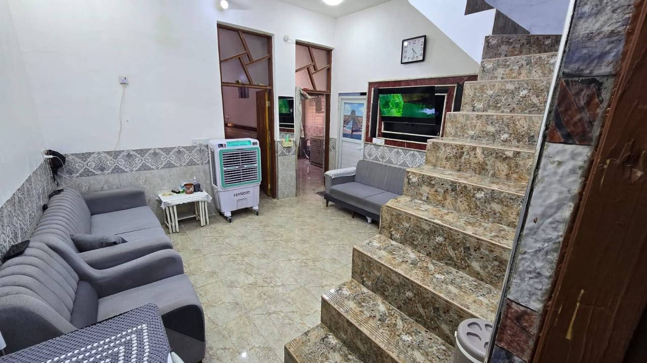 السلام عليكم 
دار للبيع 100 متر مربع  طابقين في محافظة كربلاء حي الاسكان العسكري قرب مجمع الدره السكني 
يحتوي علئ استقبال ومطبخ و صاله وغرفة نوم واثنان مجمعات صحيه 
الطابق الثاني يحتوي علئ غرفتين منام وصاله ومجمع صحي 
***********
